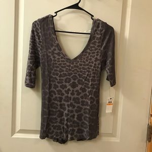V-Neck Cheetah Print PJ top women’s small-Grays